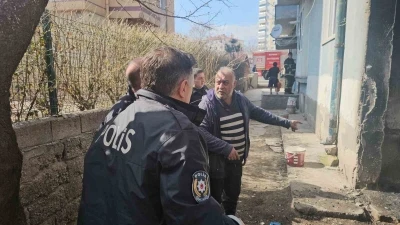 Kendini tehlikeye atan polis yangının b&uuml;y&uuml;mesini &ouml;nledi
