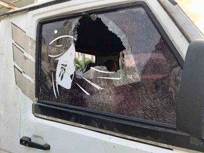 Kendisinden ucuza karpuz satan rakiplerine kızarak 3 pazarcının aracının camını kırdı
