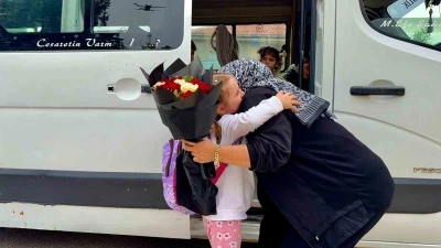 Kendisine emanet edilen minikleri &rsquo;Anne&rsquo; şefkatiyle taşıyor
