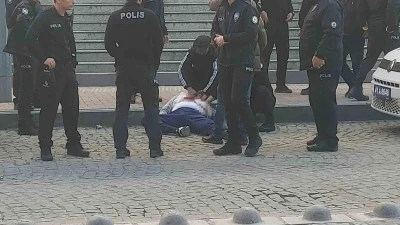 Kendisine istismarda bulunduğunu iddia ettiği şahsı adliye &ouml;n&uuml;nde kalbinden bı&ccedil;akladı
