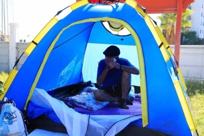 Kendisini bıçaklayıp uzaklaştırma alan eşini bankta yatarken görüp eve aldı, kendi evsiz kaldı
