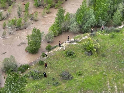 Kendisini Kelkit &Ccedil;ayına atan kayıp kızın arama &ccedil;alışmaları 3. g&uuml;n&uuml;nde de devam edildi
