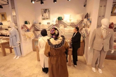 Kenevir ve ipek dokuma at&ouml;lyesi hem &uuml;retiyor hem de kadın istihdamına katkı sağlıyor
