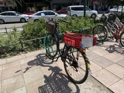 Kent merkezinde ilginç görüntü: Bisiklete araç plakası taktı
