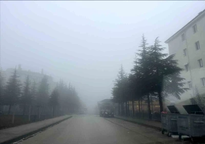 Kentin y&uuml;ksek kesimlerinde sis etkili oldu
