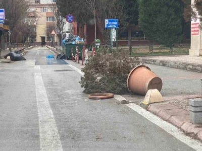 Kentte oluşan fırtına yağmurla beraber şiddetini arttırdı
