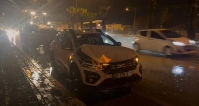 Kep&ccedil;e ile &ccedil;arpışan otomobilde maddi hasar meydana geldi
