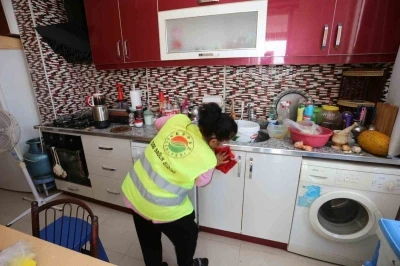 Kepez Belediyesi yürüme zorluğu yaşayan kadının evini temizledi
