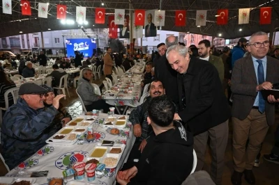 Kepez&rsquo;de Ramazan bereketi iftar sofraları kuruldu, lokmalar dağıtıldı
