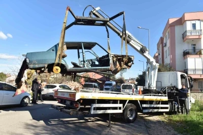 Kepez&rsquo;de terk edilmiş hurda ara&ccedil;lar kaldırıldı
