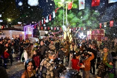 Kepez&rsquo;de yeni yıl heyecanı suni kar yağışıyla başladı
