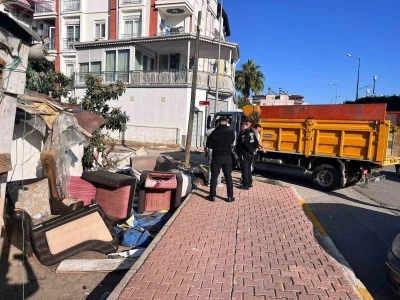 Kepezde müstakil ev çevresindeki 2 kamyon çöp atık malzeme toplandı
