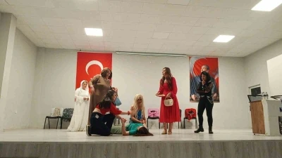 Kepsutlu kadınların oynadığı tiyatro oyunu ilgi g&ouml;rd&uuml;
