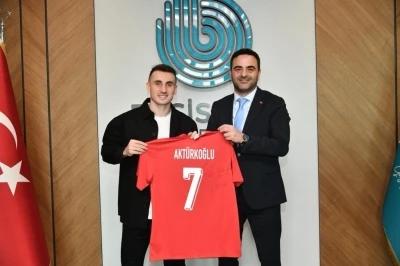 Kerem Akt&uuml;rkoğlu&rsquo;ndan Başkan &Ouml;zl&uuml;&rsquo;ye forma hediyesi
