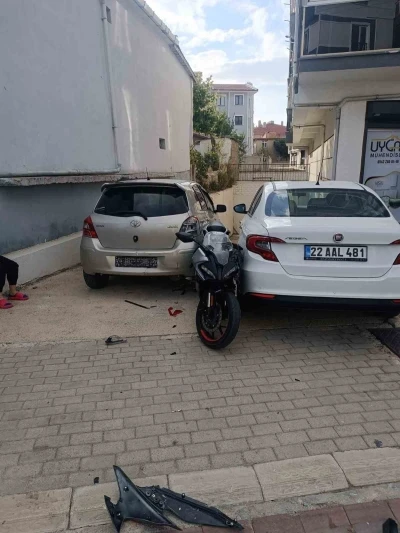 Keşan’da 4 otomobile çarpan motosiklet sürücüsü yaralandı
