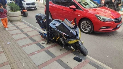 Keşan&rsquo;da ara&ccedil; kapısı ile kaldırım arasında sıkışan motosikletin s&uuml;r&uuml;c&uuml;s&uuml; yaralandı
