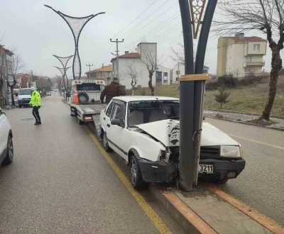 Keşan&rsquo;da aydınlatma direğine &ccedil;arpan otomobildeki 2 kişi yaralandı
