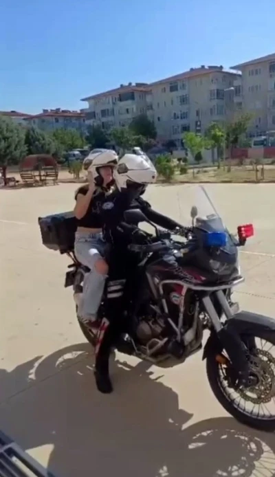 Keşan&rsquo;da motosikletli polis timleri sınava ge&ccedil; kalan &ouml;ğrencilerin imdadına yetişti
