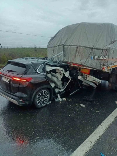 Keşan’da otomobil tırın dorsesine çarptı: 3 kişi yaralandı
