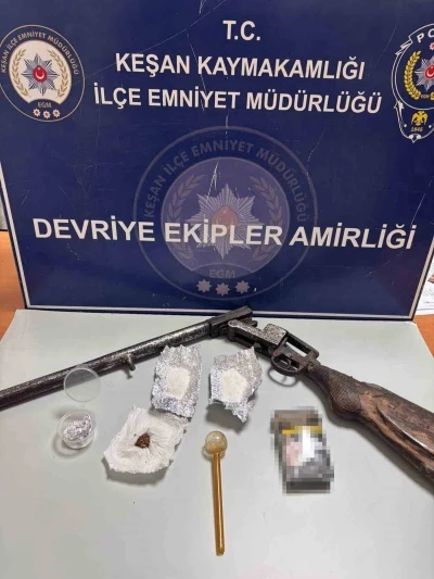 Keşan&rsquo;da polisin arama yaptığı ara&ccedil;ta uyuşturucu ve ruhsatsız t&uuml;fek ele ge&ccedil;irildi
