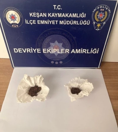Keşan&rsquo;da polisin durdurduğu 5 ş&uuml;pheliden uyuşturucu madde ele ge&ccedil;irildi
