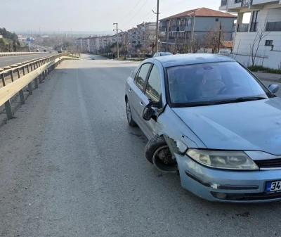 Keşan&rsquo;da ref&uuml;je &ccedil;arpan otomobilin s&uuml;r&uuml;c&uuml;s&uuml; yaralandı
