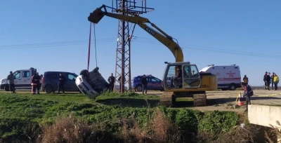 Keşan&rsquo;da sulama kanalına d&uuml;şen otomobilin s&uuml;r&uuml;c&uuml;s&uuml; hayatını kaybetti
