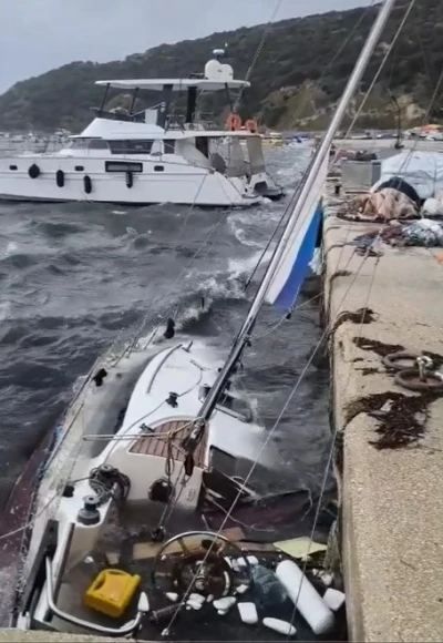 Keşan&rsquo;da tekne battı, &ccedil;atılar u&ccedil;tu, iş yerleri hasar g&ouml;rd&uuml;
