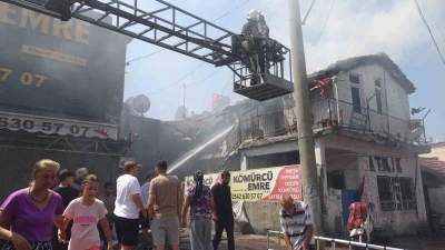 Kıbrıs gazisi, yeğeninin yaktığı evden sadece zarar görmeyen Türk Bayrağını alabildi
