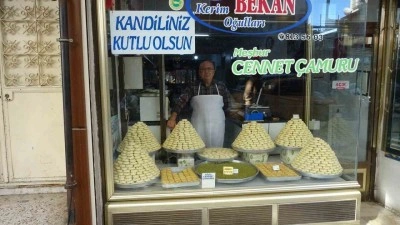 Kilis&rsquo;e &ouml;zg&uuml; kurabiyeler kandillerde dağıtılıyor