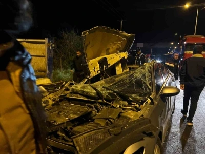 Kilis-&Ouml;nc&uuml;pınar yolunda tıra &ccedil;arpan otomobilde 2 kişi yaralandı

