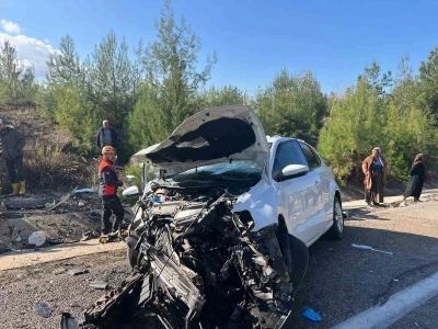 Kilis’te hafif ticari araçla otomobil çarpıştı: 5’i ağır, 6 yaralı
