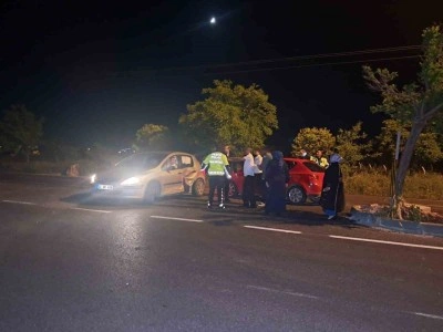 Kilis&rsquo;te iki otomobil &ccedil;arpıştı: 4 yaralı
