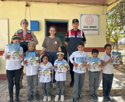 Kilis’te jandarmadan öğrencilere dergi ve hediye
