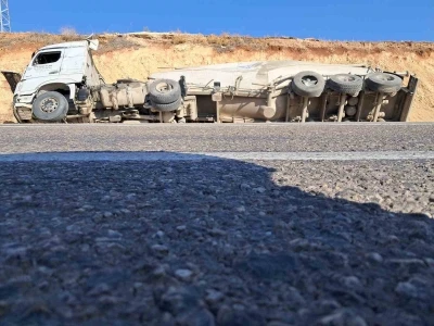 Kilis’te kamyon, tır ve beton mikseri çarpıştı
