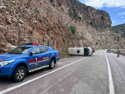 Kilis&rsquo;te minib&uuml;s devrildi: 2 yaralı
