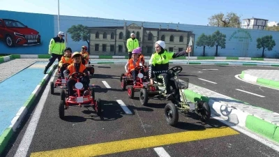 Kilis&rsquo;te &ouml;ğrenciler trafik parkında direksiyon başına ge&ccedil;ti
