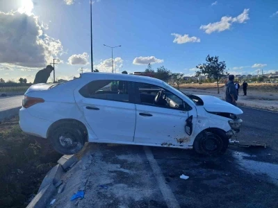 Kilis’te otomobil refüje çarptı: 2 ağır yaralı
