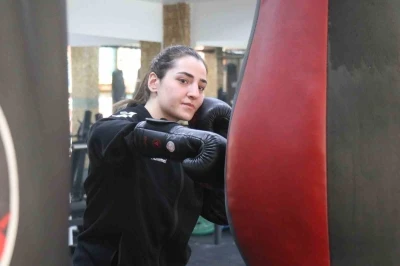 Kilo vermek i&ccedil;in taktığı eldivenlerle 7 T&uuml;rkiye, 1 Avrupa şampiyonu oldu
