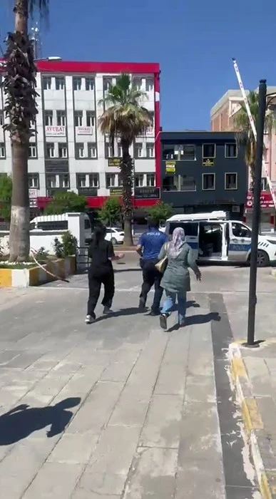 Kimliğini unutan &ouml;ğrenciye polis yardım etti
