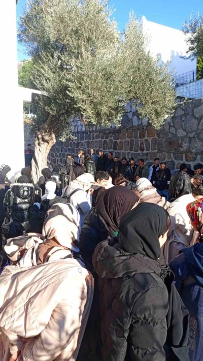 Kiralık evde 82 d&uuml;zensiz g&ouml;&ccedil;men yakalandı
