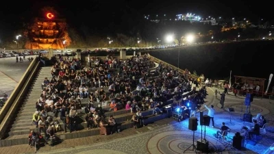 Kirazlıdere’de cuma akşamları müzik ziyafeti yaşanıyor
