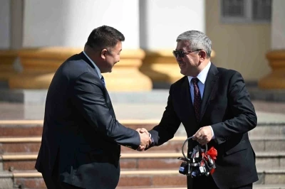 Kırgızistan Başbakanı Kasımaliyev, devlet kurumlarına 63 yeni aracın anahtarını teslim etti
