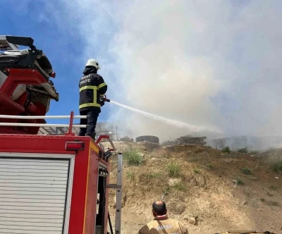 Kırıkhan&rsquo;da depo yangını
