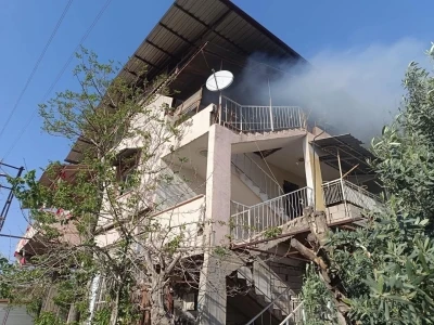 Kırıkhan&rsquo;da evin terası alevlere teslim oldu
