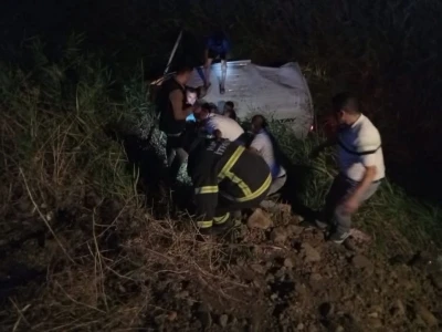 Kırıkhan&rsquo;da kamyonet şarampole u&ccedil;tu:  3 yaralı
