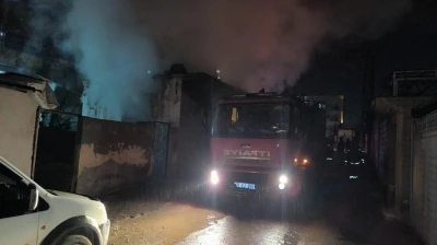 Kırıkhan&rsquo;da metruk binadan alevler y&uuml;kseldi
