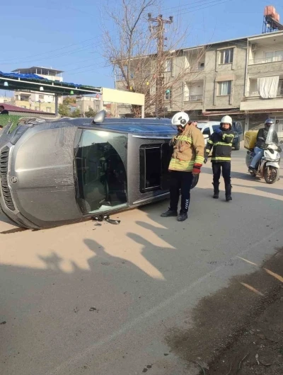 Kırıkhan&rsquo;da otomobil yan yattı: 2 yaralı
