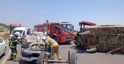 Kırıkhan&rsquo;da trakt&ouml;rle &ccedil;arpışan otomobil takla attı: 2 yaralı
