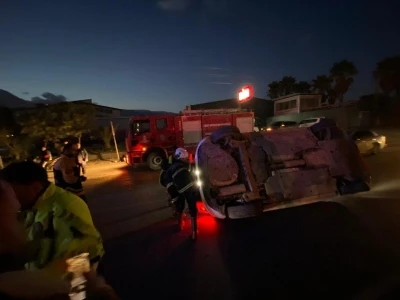 Kırıkhan&rsquo;da yan yatan otomobilin s&uuml;r&uuml;c&uuml;s&uuml; yaralandı
